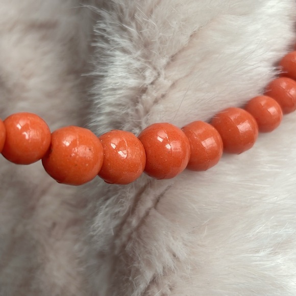 VINTAGE SPECKLED FAUX CORAL GLASS GRADUATED NECKLACE - Picture 10 of 13